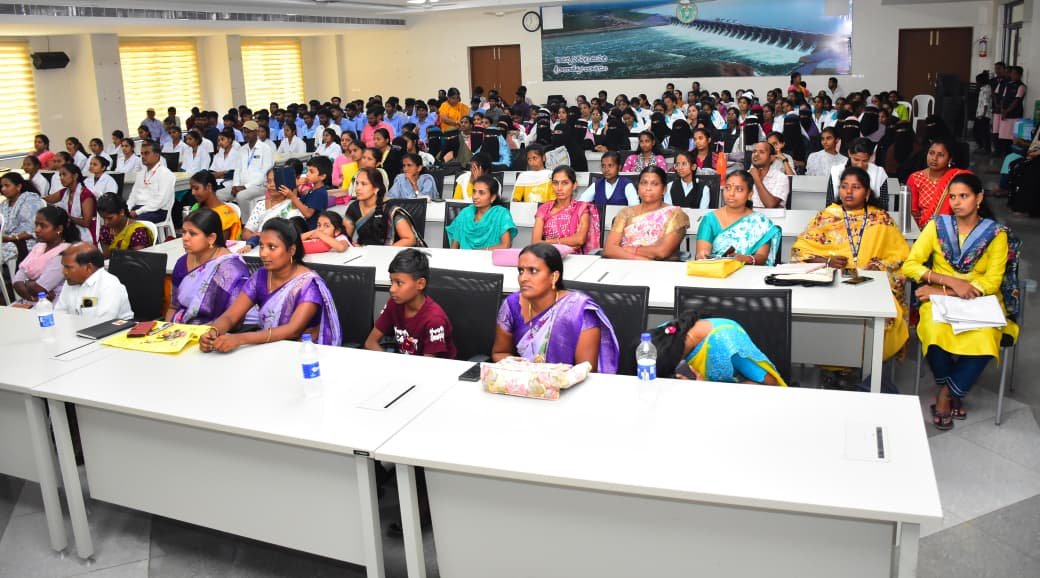  ఉద్యోగాలతోపాటు స్వయం ఉపాధిపై కూడా దృష్టి సారించాలి  జిల్లా కలెక్టర్ గరిమ అగ్రవాల్